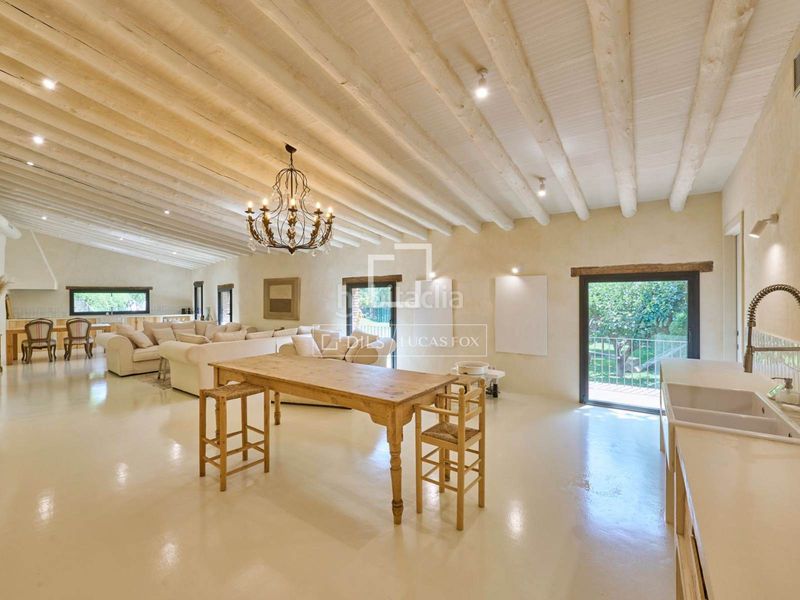 Foto b1b2aea8-aac5-4adf-b490-341cb382fea4. Chalet majestuosa masía histórica en venta con 5 dormitorios suite en Alella