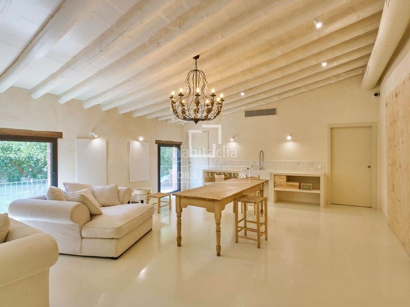 Foto c062543d-2254-4a3e-8b96-e3fb70e4c470. Chalet majestuosa masía histórica en venta con 5 dormitorios suite en Alella