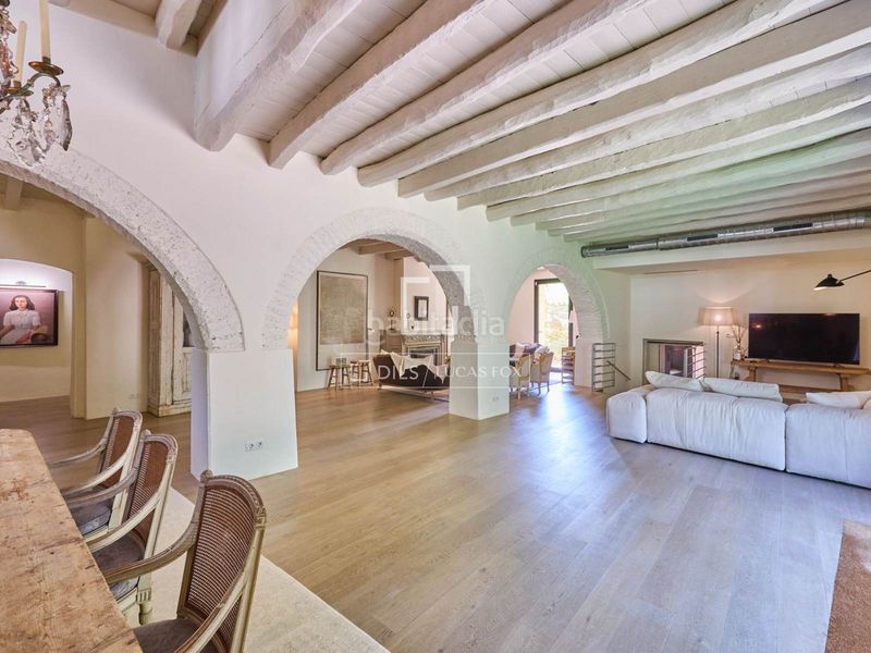 Foto cc64a551-e124-4211-a17d-b35cb0802a6b. Chalet majestuosa masía histórica en venta con 5 dormitorios suite en Alella