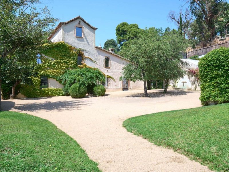 Foto cda2b438-6ffd-4f35-9cc9-4fa048f4aa75. Chalet majestuosa masía histórica en venta con 5 dormitorios suite en Alella