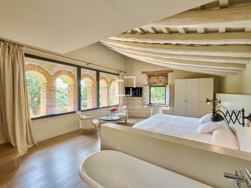 Foto e45ace40-de52-4b7b-95ae-1660514b81d2. Chalet majestuosa masía histórica en venta con 5 dormitorios suite en Alella