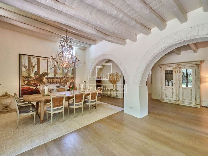 Foto e4bbd8e1-de93-4ad6-a495-4fecbd7e1e4b. Chalet majestuosa masía histórica en venta con 5 dormitorios suite en Alella