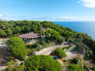 Chalet à Urbanitzacions. Casa  villa de 8 dormitorios con 12,551m de jardín en venta en s