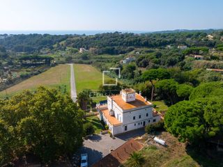 Xalet a Urbanitzacions. Exclusiva casa indiana con terreno extenso y licencia turística