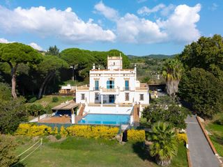 Xalet a Urbanitzacions. Exclusiva casa indiana con terreno extenso y licencia turística
