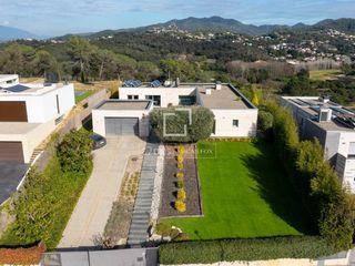 Chalet in Vallromanes. Exclusiva casa de una planta con piscina y vistas en venta en el