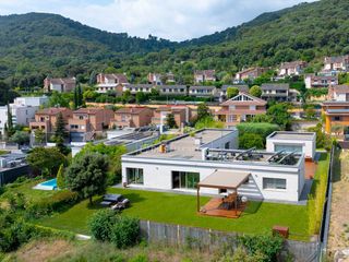 Chalet in Vallromanes. Exclusiva casa de una planta con piscina y vistas en venta en el