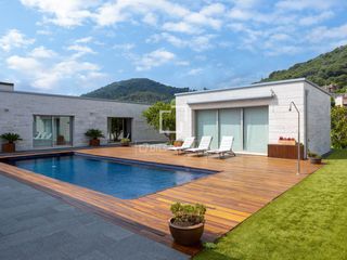 Chalet in Vallromanes. Exclusiva casa de una planta con piscina y vistas en venta en el
