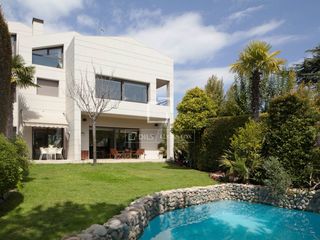 Chalet en Alella. Villa de diseño en venta en alella, a 20 minutos de barcelona, a