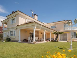 Xalet a Vilassar de Dalt. Magnífica casa familiar con vistas al mar en venta en vilassar d