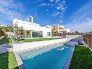 Chalet à Can Pei. Atractiva obra nueva de 4 dormitorios en venta en sitges, barcel