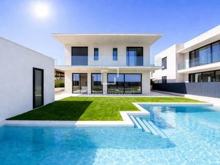 Chalet in La Plana. Villa de lujo de obra nueva con jardín y piscina en venta en la