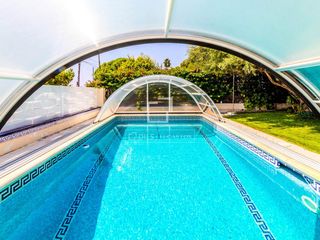 Chalet in Vallpineda-Santa Bàrbara. Casa de 5 dormitorios en venta en vallpineda, sitges