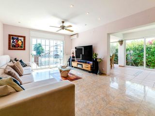 Xalet a Vallpineda-Santa Bàrbara. Casa de 5 dormitorios en venta en vallpineda, sitges