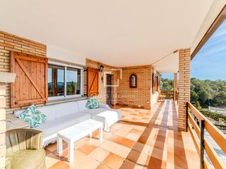 Chalet en Olivella. Espaciosa villa de 5 dormitorios con piscina y licencia turístic