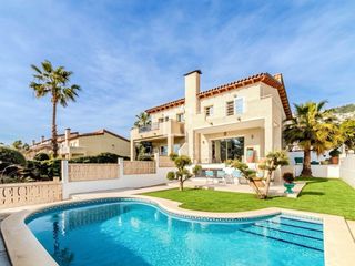 Chalet in Levantina - Montgavina - Quintmar. Casa pareada con jardín y piscina en venta en levantina, sitges