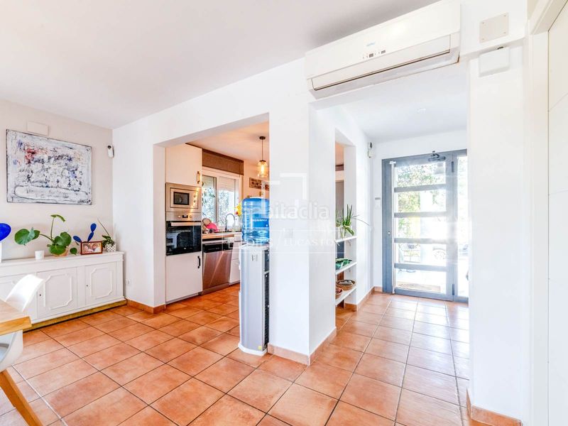 Foto 0561f636-c4fc-48c1-8c4b-7646f9d7d2d6. Chalet preciosa villa mediterránea con vistas al mar y a la montaña, en venta . en Sant Pere de Ribes