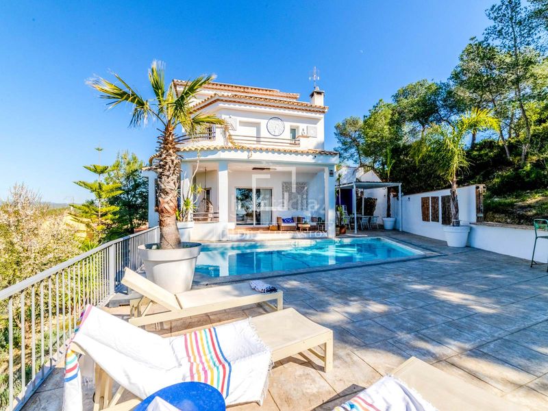 Foto 0624da9c-879e-4cc0-9fc6-8421e0ed5b2e. Chalet preciosa villa mediterránea con vistas al mar y a la montaña, en venta . en Sant Pere de Ribes