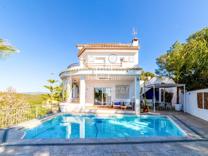Foto 714d67a5-3b6c-4ac5-b8bb-d00b94cf4cf6. Chalet preciosa villa mediterránea con vistas al mar y a la montaña, en venta . en Sant Pere de Ribes