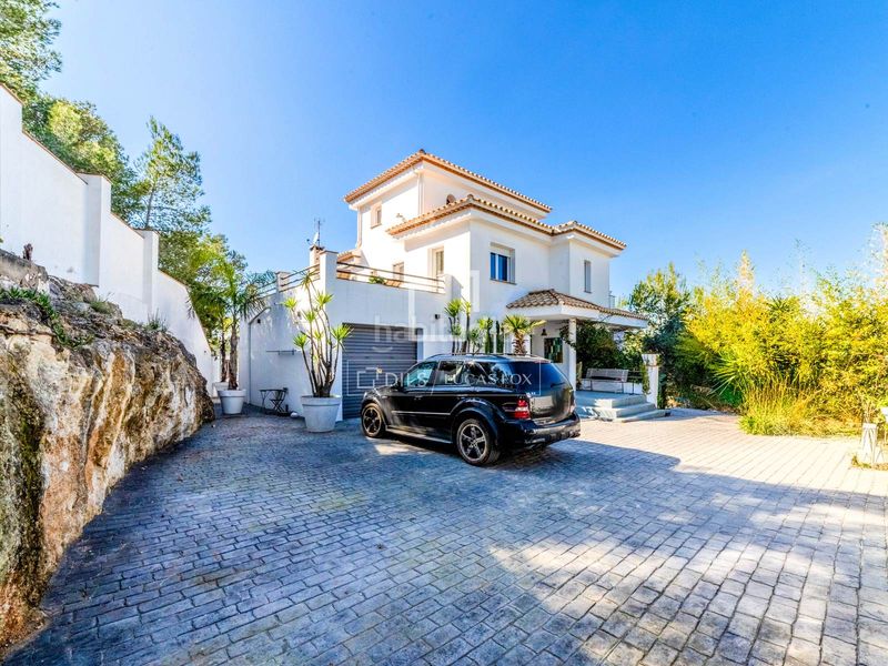 Foto 72469e2c-0397-47f3-9796-b61b3ec44b38. Chalet preciosa villa mediterránea con vistas al mar y a la montaña, en venta . en Sant Pere de Ribes