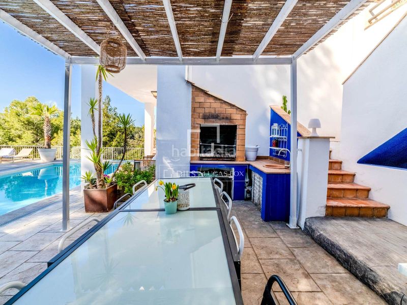 Foto 9881ed4d-4f2b-41cd-8ec3-6d21c7b9048c. Chalet preciosa villa mediterránea con vistas al mar y a la montaña, en venta . en Sant Pere de Ribes