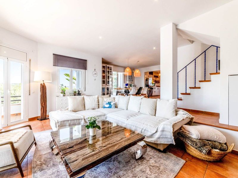 Foto bc79840f-e9a9-4874-93c7-52748acdc4b6. Chalet preciosa villa mediterránea con vistas al mar y a la montaña, en venta . en Sant Pere de Ribes