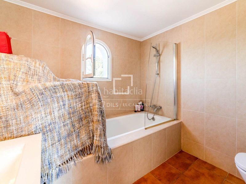Foto c57cfb43-63e7-4a7e-a426-687a9104ff0c. Chalet preciosa villa mediterránea con vistas al mar y a la montaña, en venta . en Sant Pere de Ribes
