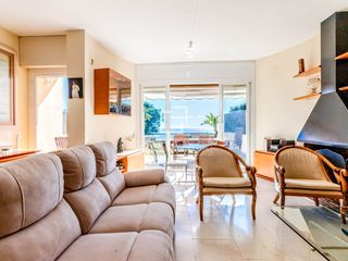 Xalet a Vallpineda-Santa Bàrbara. Casa adosada de 5 dormitorios con jardín y piscina comunitaria e