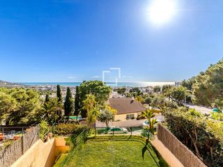 Chalet in Vallpineda-Santa Bàrbara. Casa adosada de 5 dormitorios con jardín y piscina comunitaria e