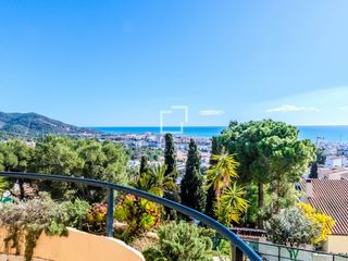 Xalet en Vallpineda-Santa B�rbara. Casa adosada de 5 dormitorios con jard�n y piscina comunitaria e