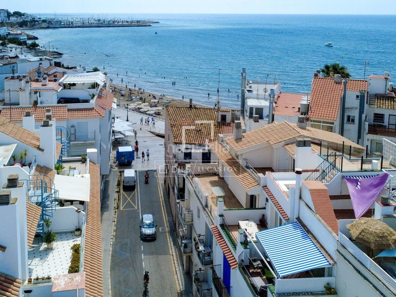 Foto a0da4990-b0a1-47c4-9fb2-80fc13a3faa0. Àtic amb aparcament a Centre Sitges
