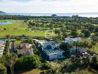 Chalet in Can Girona - Terramar - Vinyet. Excepcional villa moderna con vistas al campo de golf terramar e
