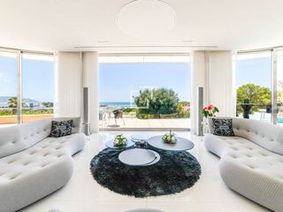 Chalet in Can Girona - Terramar - Vinyet. Villa en excelentes condiciones de 5 dormitorios en venta en can