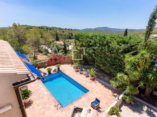 Chalet in Olivella. Casa  villa en excelentes condiciones de 5 dormitorios en venta