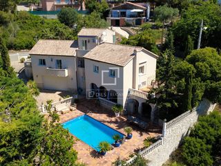 Chalet in Olivella. Casa  villa en excelentes condiciones de 5 dormitorios en venta