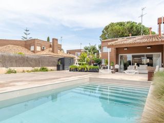 Rent Chalet in Rocafort. Magnífica casa con reforma a estrenar de 4 dormitorios en alquil