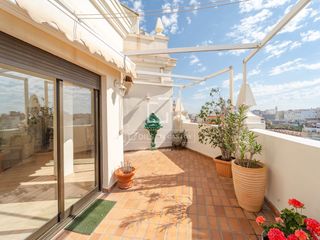 Location Attique à Arrancapins. Elegante piso modernista con terraza y vistas en alquiler en val