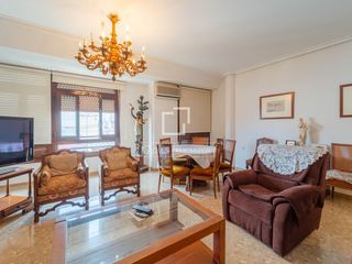 Flat in Gran Via. Exclusiva vivienda esquinera para reformar en elegante edificio