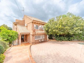 Miete Chalet in Pueblo. Casa en excelentes condiciones de 4 dormitorios en alquiler en l