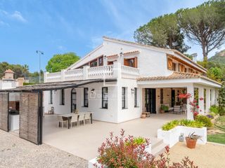 Xalet a Monteamor-La Carrasca-El Peucal. Casa  villa en excelentes condiciones de 5 dormitorios en venta