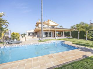 Xalet a San Antonio de Benagéber. Casa en excelentes condiciones de 6 dormitorios en venta en san
