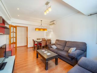 Piso en Malilla. Luminoso piso en sexta planta con garaje y balcón en venta a un