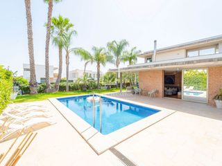 Chalet in Torre en Conill-Cumbres de San Antonio. Casa villa en excelentes condiciones con seis dormitorios en ven