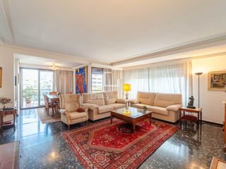 Appartement à Gran Via. Magnífica vivienda exterior situada en una planta alta, con extr