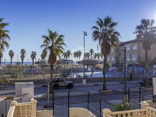 Piso en Malva Rosa. Estupenda vivienda dúplex en primera línea de playa con terraza