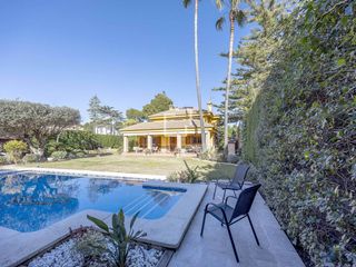 Chalet à La Cañada. Casa en excelentes condiciones de 4 dormitorios en venta en la c