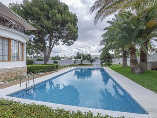 Xalet a La Cañada. Casa de 6 dormitorios en venta en la cañada, valencia