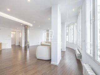 Appartement à Gran Via. Piso en excelentes condiciones de 5 dormitorios en venta en gran