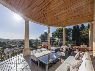 Xalet a Centro-El Castillo. Casa en excelentes condiciones de 6 dormitorios en venta en los