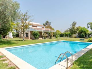 Chalet en Nueva Santa Barbara - Cruz de Gracia. Casa de 4 dormitorios con jardín y piscina en venta en godella